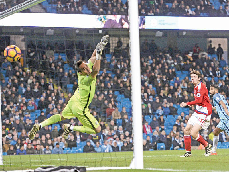 مارتن دي رون يحرز هدفه في مرمى مانشستر سيتي