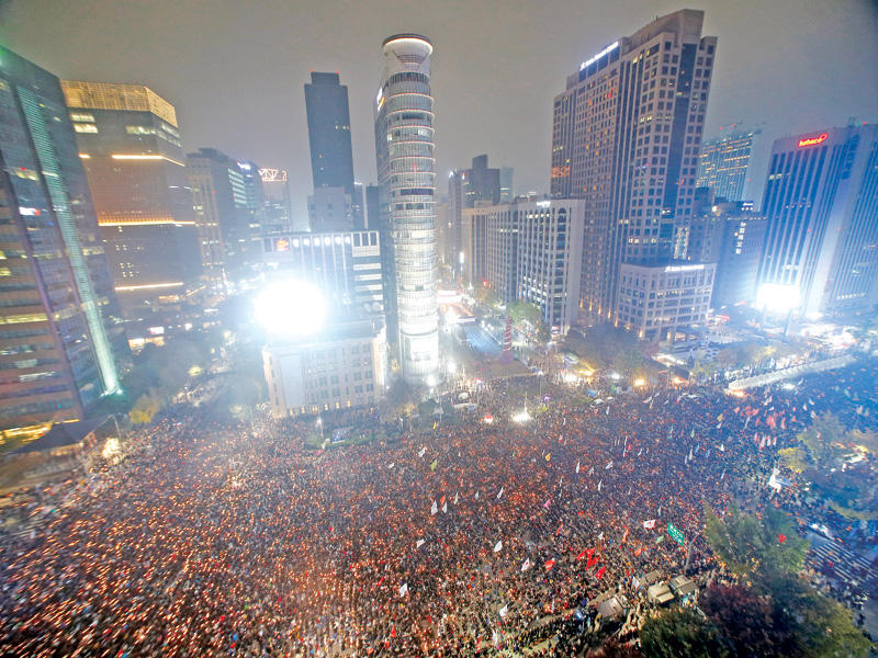 الاف المتظاهرين في سيول أمس      (رويترز)