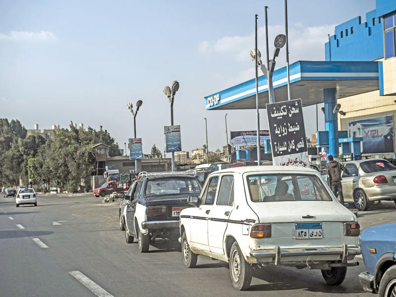 سيارات تنتظر أمام محطة لتعبئة الوقود في القاهرة أمس الأول (أ ف ب)