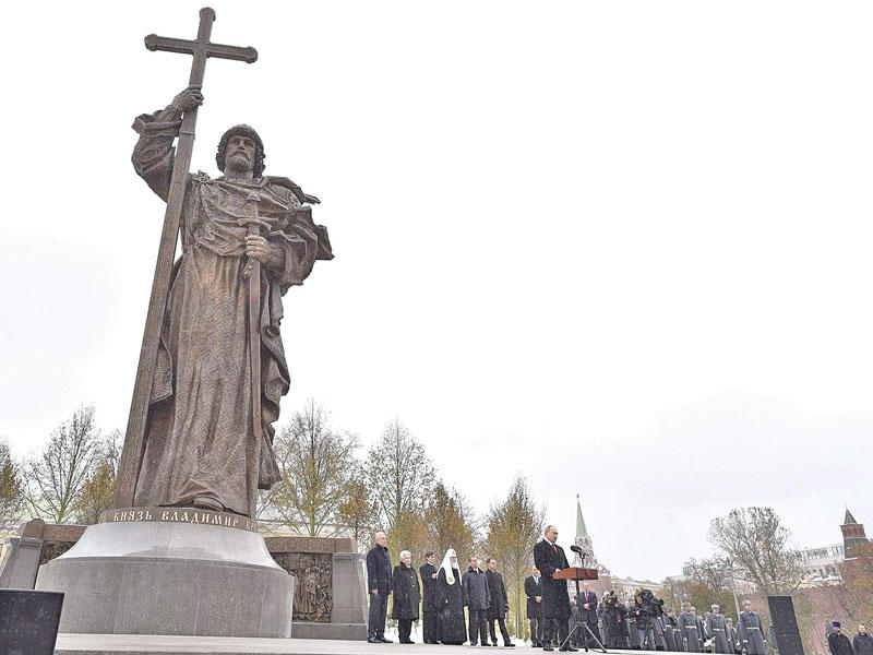 نصب تذكاري لأمير يعود للقرون الوسطى جلب المسيحية إلى أسلاف الدولة الروسية