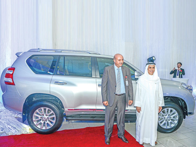 مبارك الساير ومحمد العسال اثناء الكشف عن برادو (تصوير رائد قطينة)