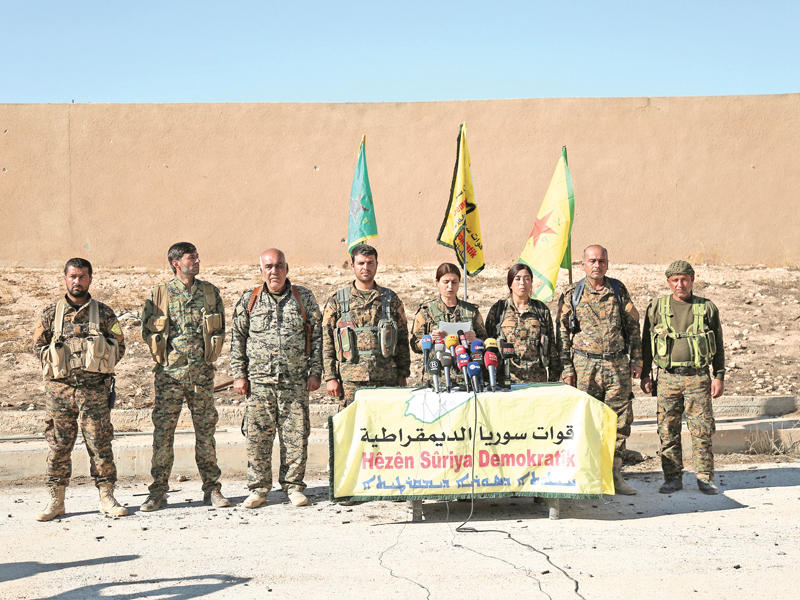 مؤتمر صحافي لقيادة عملية «غضب الفرات» في عين عيسى بمحافظة الرقة أمسt(رويترز)