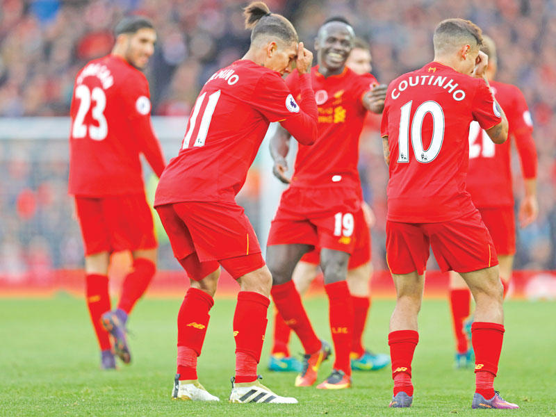 احتفال كوتينيو وفيرمينيو بالهدف الثالث لليفربول