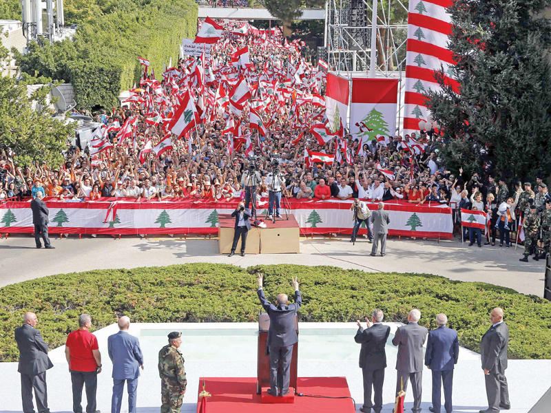 عون يحيي أنصاره بالقصر الرئاسي ببعبدا أمسt(دالاتي ونهرا)