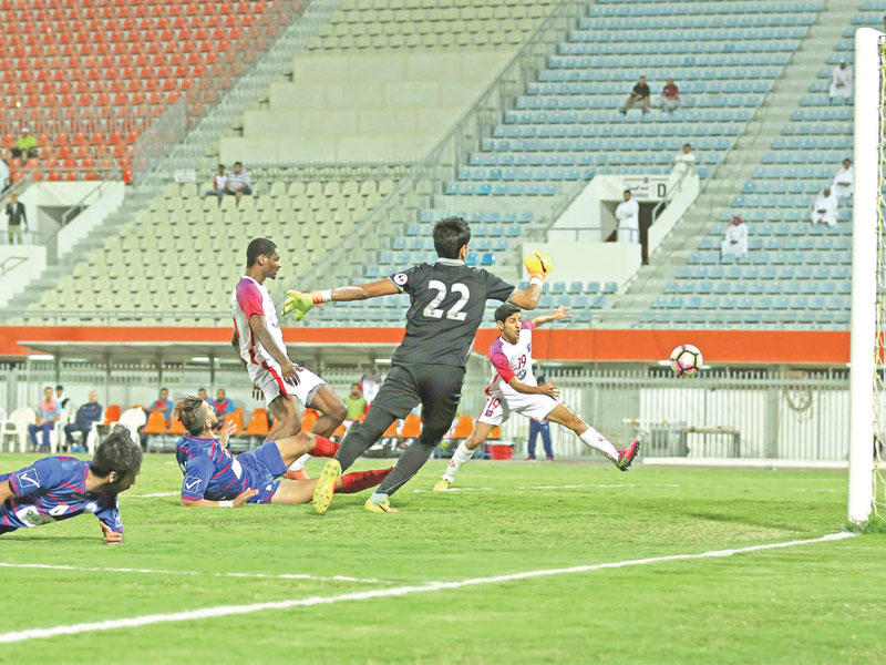 إحدى الفرص الخطيرة للكويت على مرمى الشباب