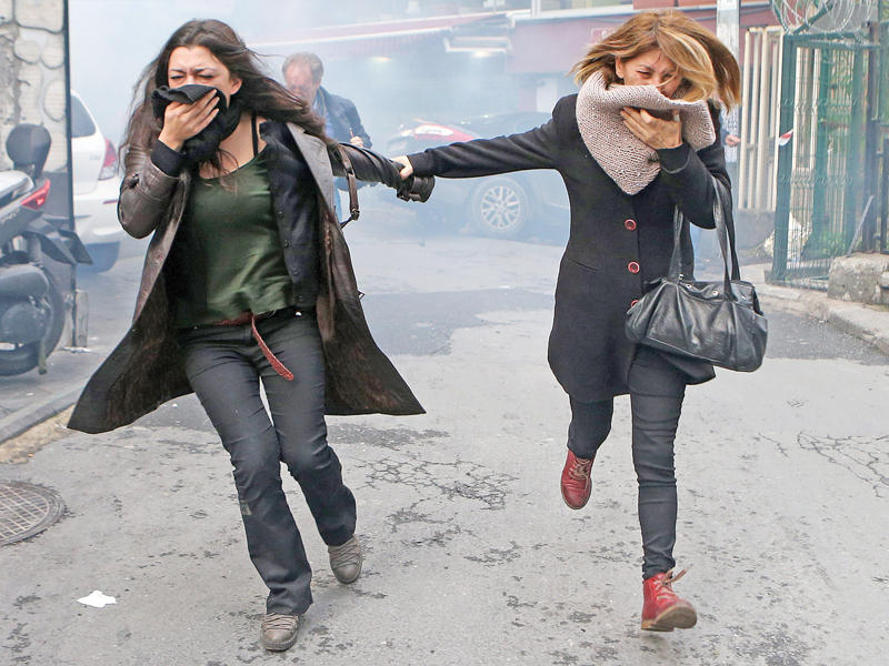 فتاتان تفران من قنابل دخانية أطلقتها الشرطة لفض تظاهرة كردية في أسطنبول    (اي بي ايه) 