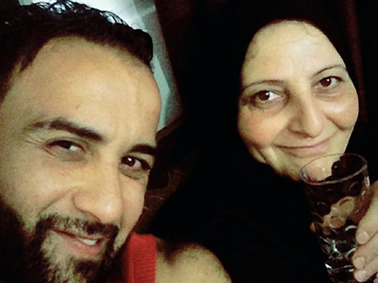 القاتل مع والدته