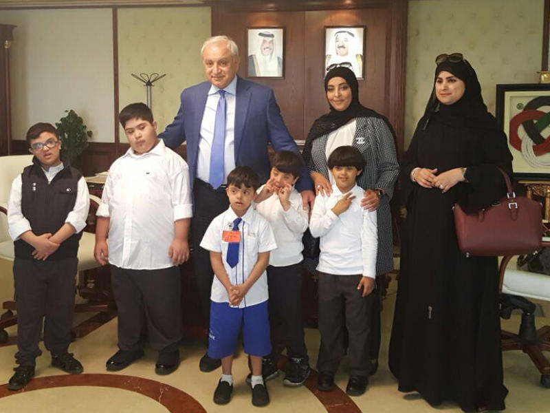  وزير التربية وزير التعليم العالي الكويتي الدكتور بدر العيسى خلال استقباله مجموعة من الاطفال المصابين بمتلازمة (داون) 