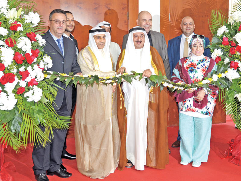 الصباح والعنزي خلال افتتاح المعرض امس (تصوير عثمان شعيب)