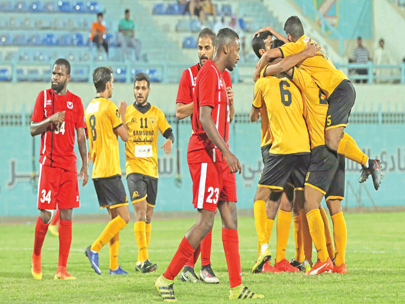 فرحة لاعبي القادسية بتسجيل هدف والخيبة بادية على لاعبي الفحيحيل