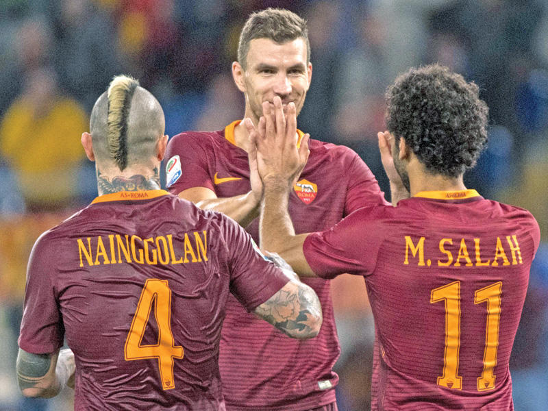 صلاح نجم روما يتلقى تهنئة زملائه