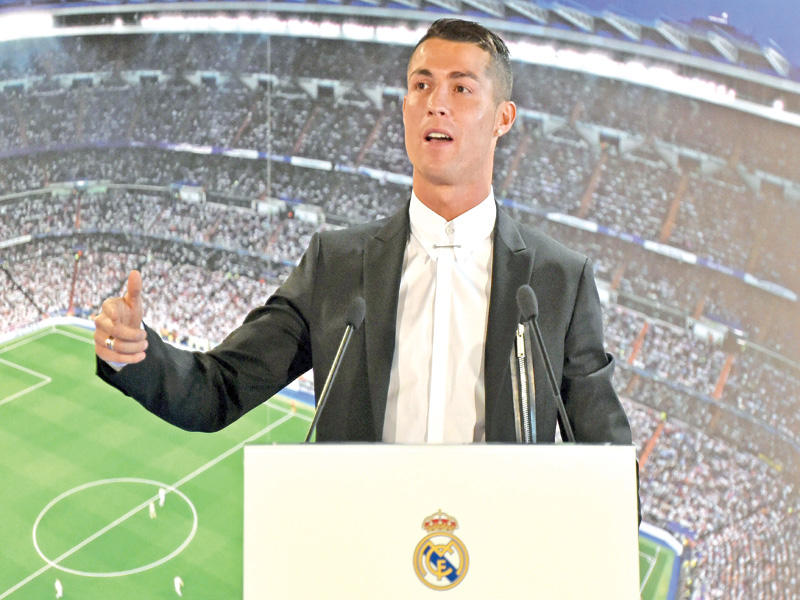 رونالدو خلال المؤتمر الصحفي لتوقيع العقد أمس