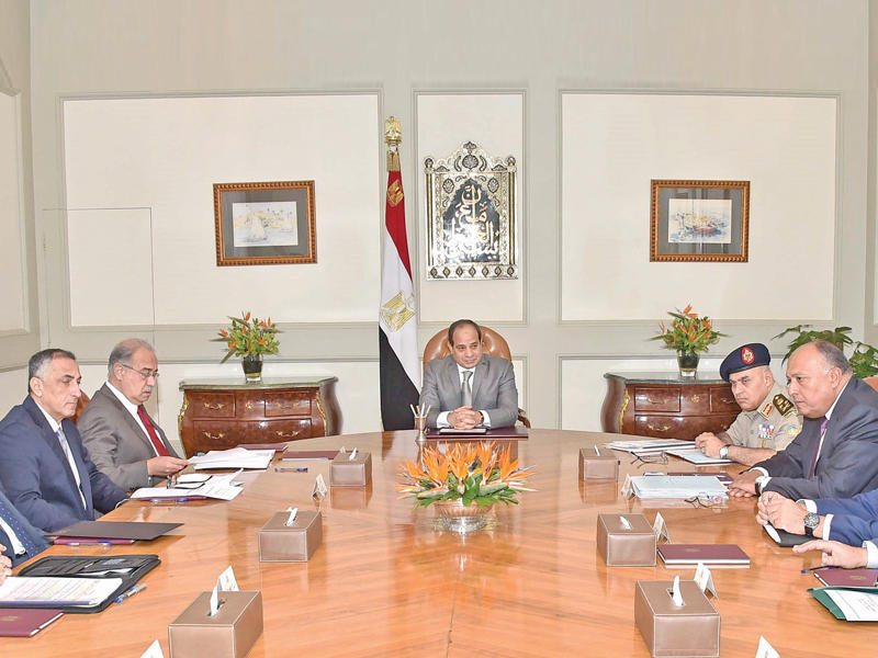 الرئيس السيسي خلال اجتماعه برئيس الحكومة وعدد من الوزراء في القاهرة أمس الأول