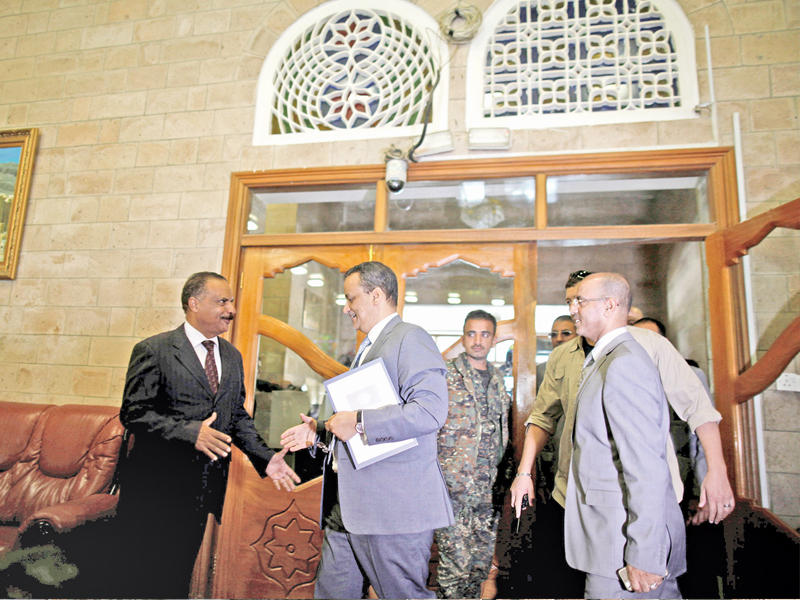 موظفون في وداع ولد الشيخ بمطار صنعاء أمس  (رويترز)