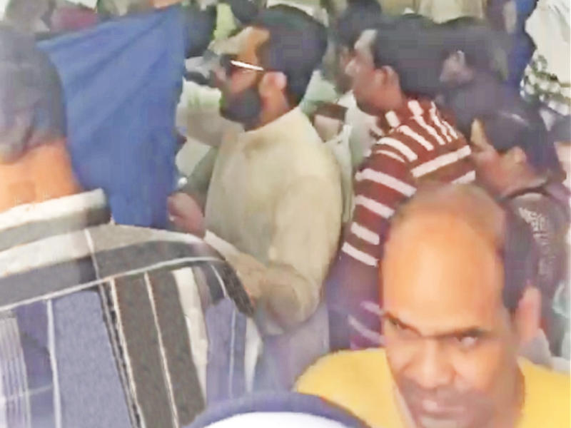 ازدحام شديد في مراكز فحص العمالة الوافدة