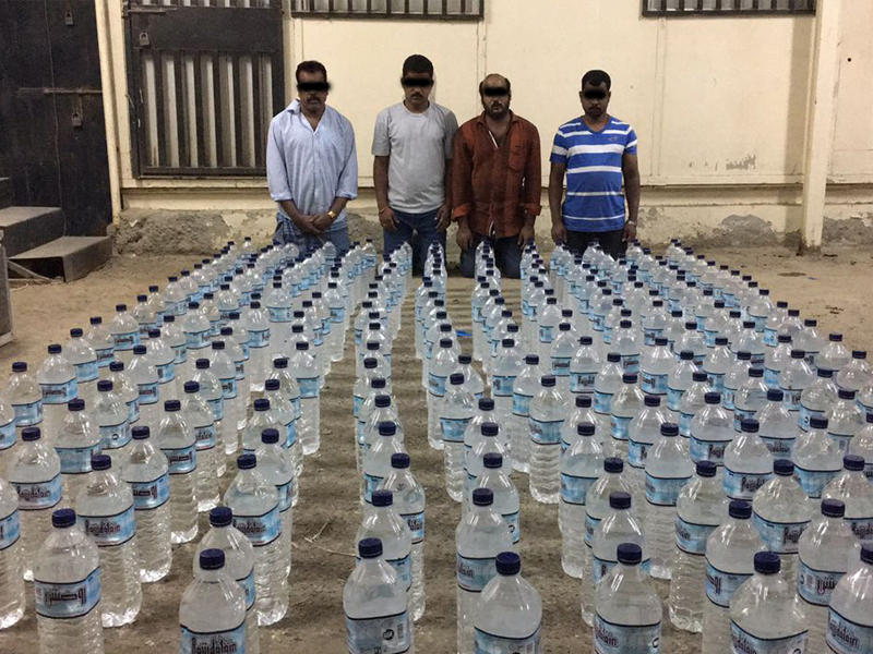 المتهمين وأمامهم المضبوطات