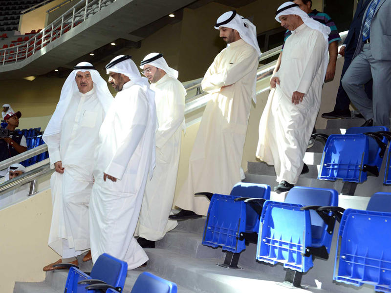  وزير الاعلام والشباب الشيخ سلمان الحمود خلال جولة ميدانية لمجمع الشيخ سعد العبدالله للصالات المغطاة 