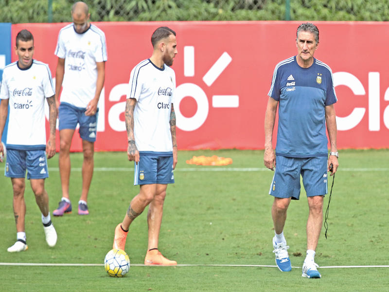 سوزا يقود تدريبات المنتخب الأرجنتيني