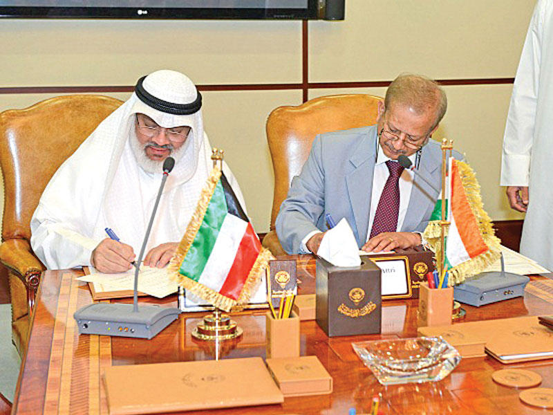 الصرعاوي خلال توقيع المذكرة مع المسؤول الهنديn