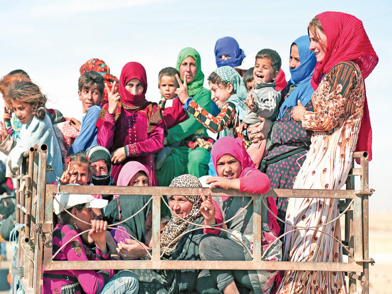 عائلات سورية تنزح عن مناطق القتال في محافظة الرقة أمس (رويترز)