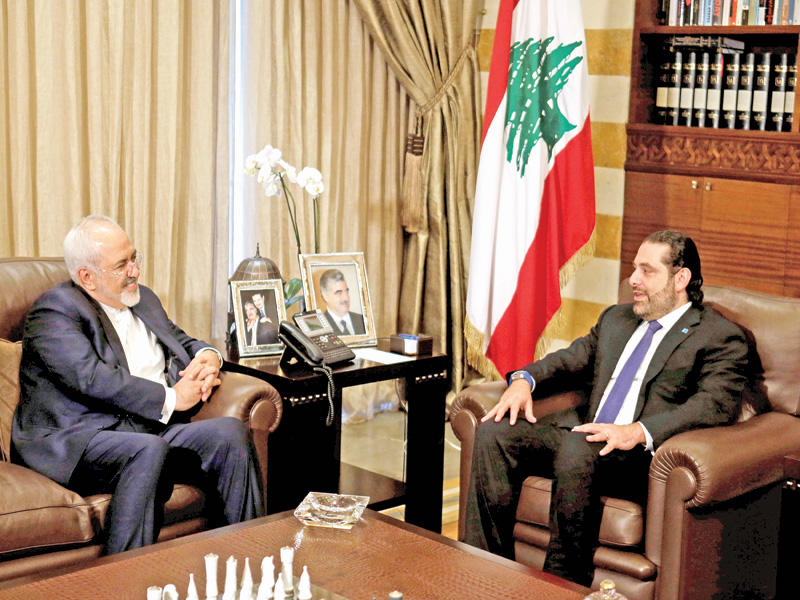 الحريري مستقبلاً ظريف في بيت الوسط ببيروت أمس (دالاتي ونهرا)