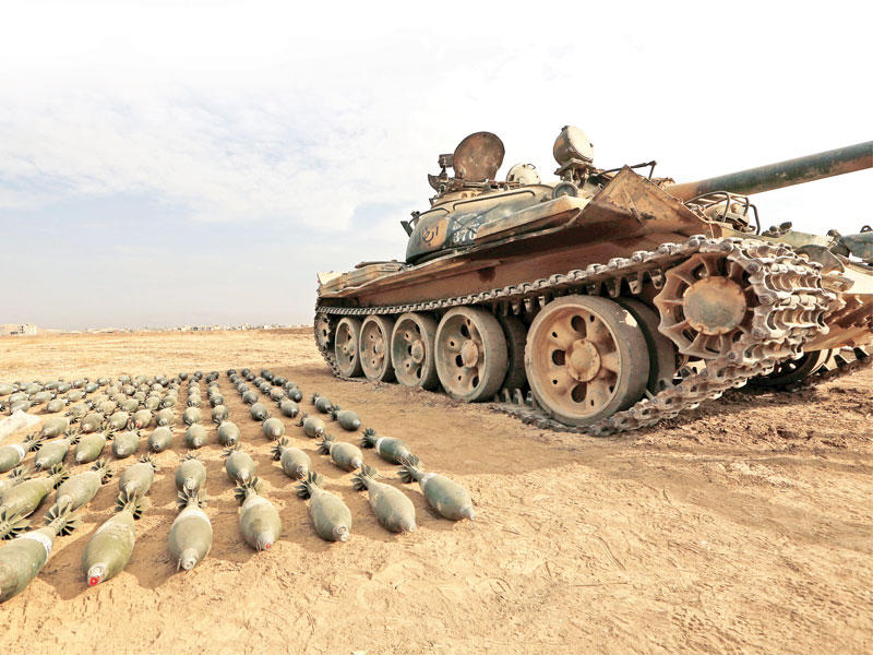 القوات العراقية تعثر على مخزن أسلحة وصواريخ في بلدة قراقوش أمس  (رويترز)