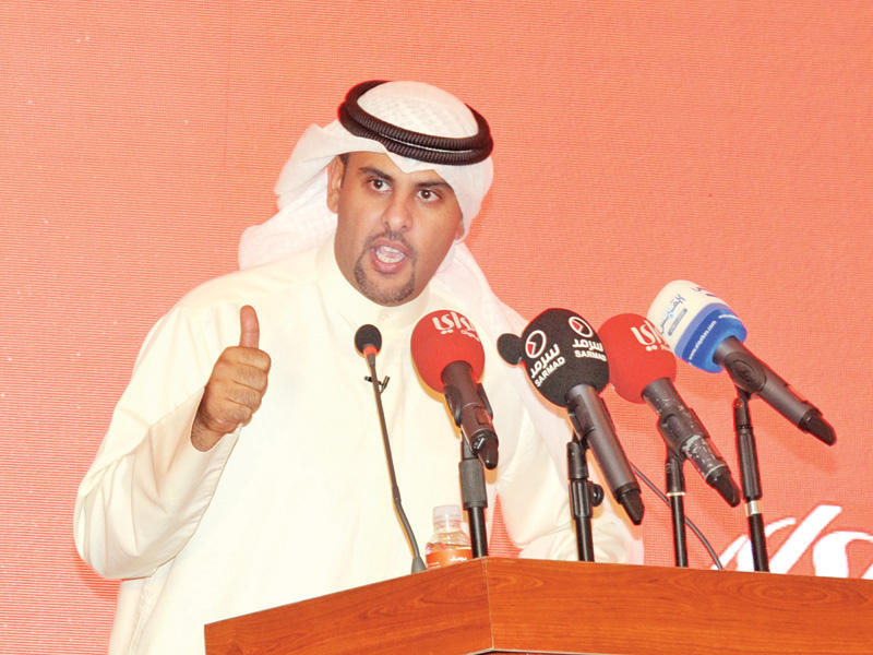 الفضالة متحدثاً في الندوة