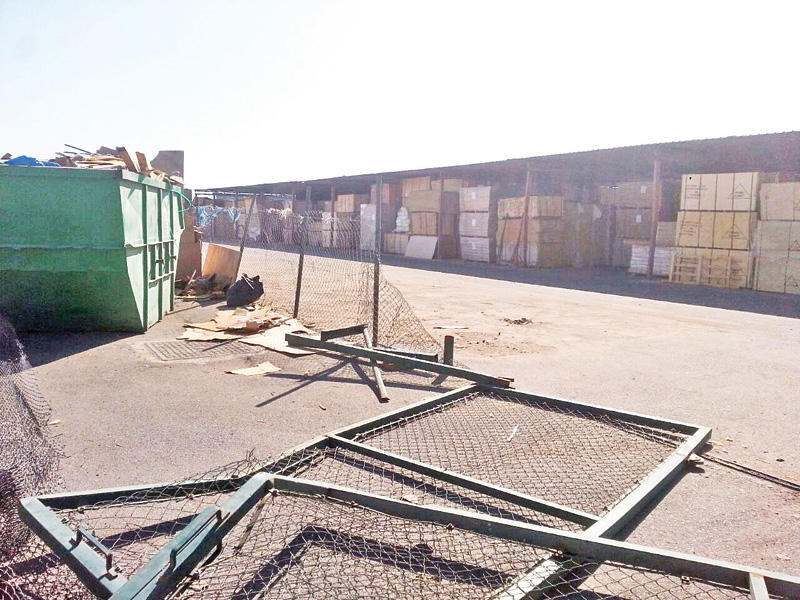 إزالة الأسوار الحديدية المحيطة بالمخازن