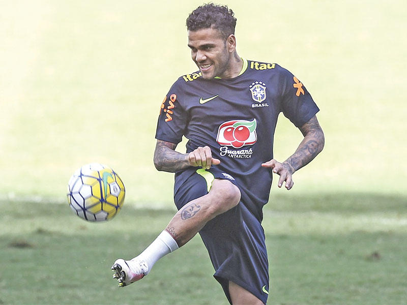 داني ألفيش قائد المنتخب البرازيلي