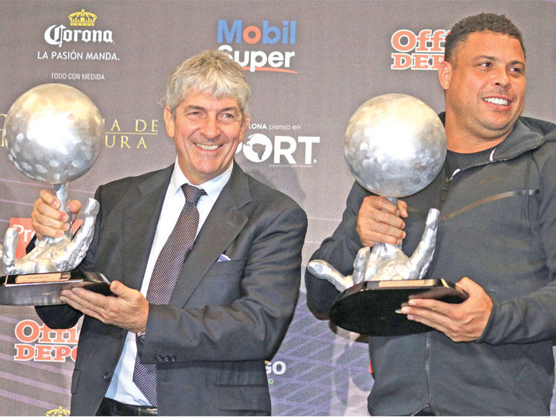 البرازيلي رونالدو والإيطالي باولو روسي