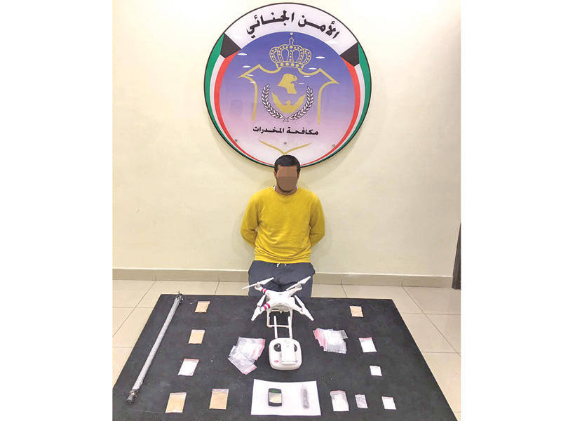 المتهم وأمامه المضبوطات