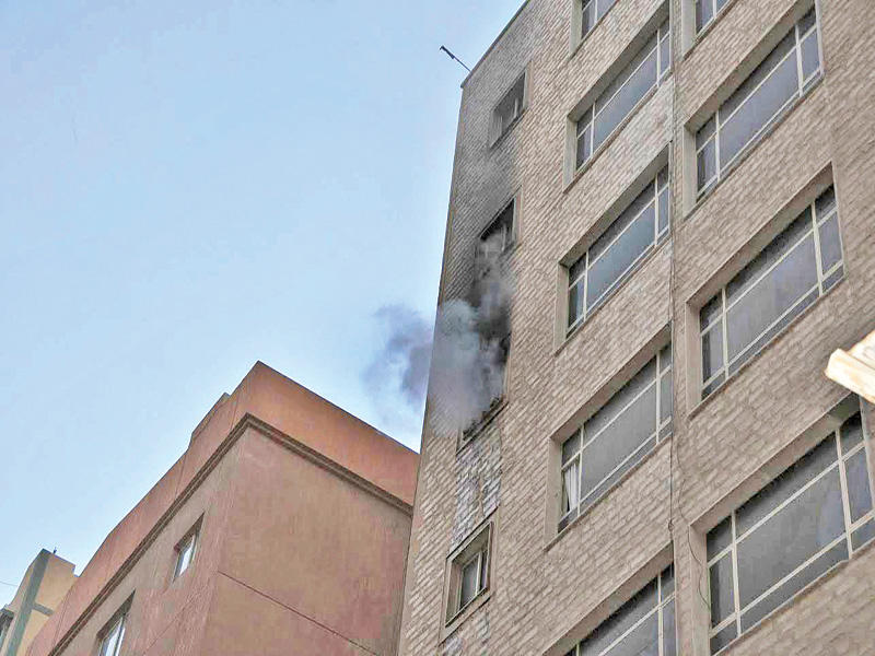 أعمدة الدخان تتصاعد من الشقة