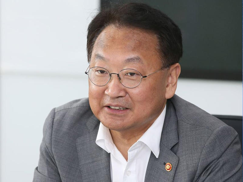  وزير المالية يو إيل هو