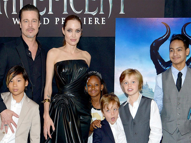 براد وإنجلينا مع أطفالهم