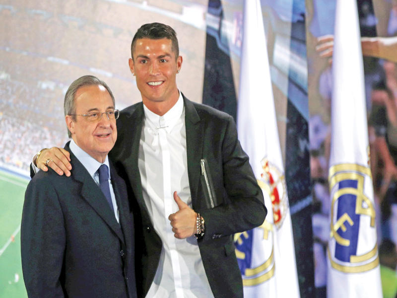 رونالدو وبيريز رئيس نادي ريال مدريد