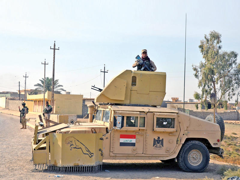 «همفي» عسكرية عراقية تقف وسط مدسنة حمام العليل أمس	(إي بي أيه)