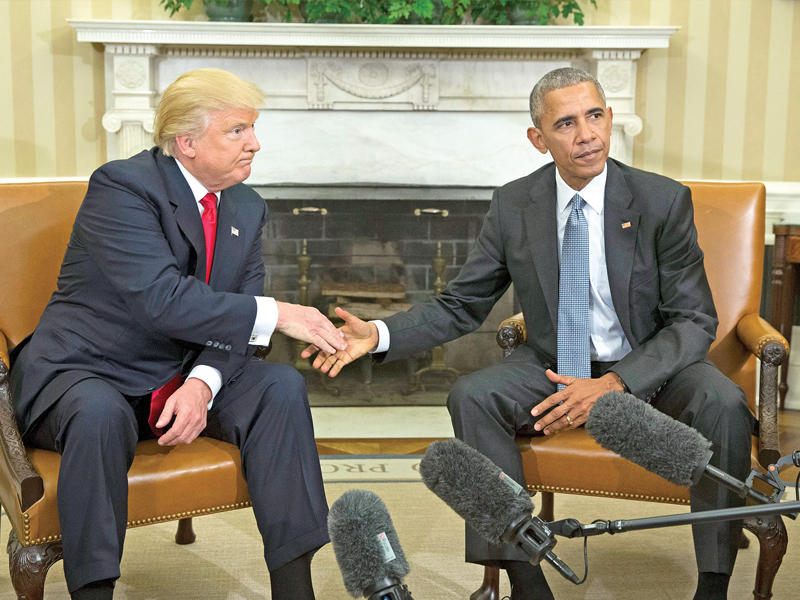 أوباما مستقبلاً خلفه ترامب في البيت الأبيض أمس (أ بي اي)