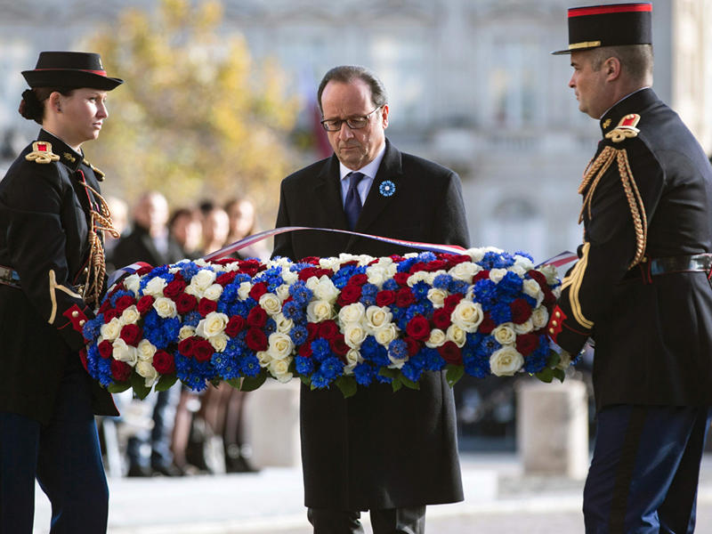 الرئيس الفرنسي فرانسوا هولاند يضع اكليلا من الزهور على قبر الجندي المجهول في قوس النصر بباريس (ا ف ب)