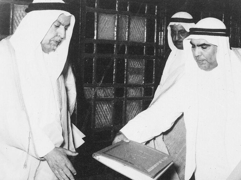 الأمير الراحل الشيخ عبدالله السالم يتسلم دستور الكويت من المرحوم عبداللطيف ثنيان الغانم وحمود الزيد الخالد عام 1962