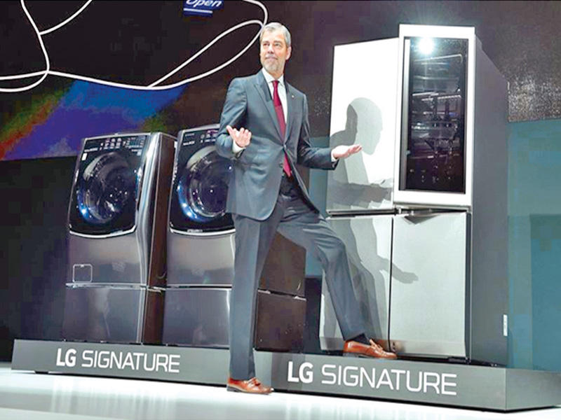 رئيس فرع ال جي في الولايات المتحدة ديفيد فاندر وال يعرض الثلاجة الذكية في لاس فيغاس