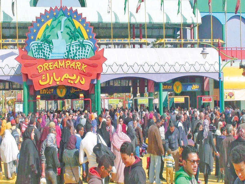 صورة نشرتها صفحة مدينة دريم بارك على فيسبوك أمس للإقبال على الملاهي 