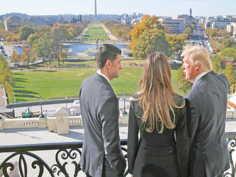 ترامب وزوجته ميلانيا إلى جانب راين في شرفة بالكابيتول هيل في العاصمة واشنطن أمس الأول ( رويترز)