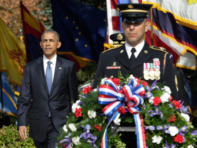 اوباما خلال توجهه لوضع اكليل من الزهور على قبر الجندي المجهول