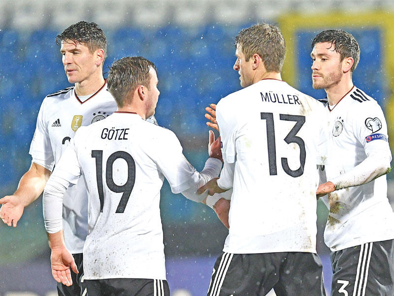 لاعبو المنتخب الألماني يحتفلون بهدف المدافع جوناس هيكتور