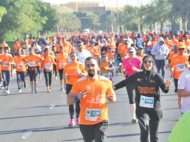 جانب من المشاركين في مبادرة «RunQ8»