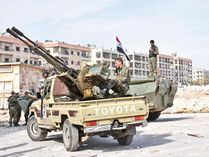 قوات الأسد تعيد تمركزها في قرية مينيان بحلب الغربية أمس (أ ف ب)