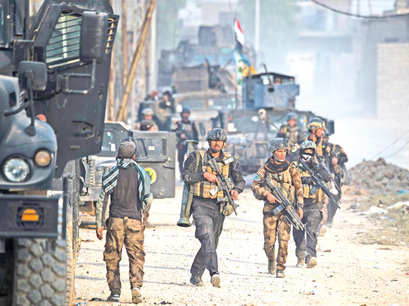 القوات العراقية خلال توغلها في منطقة العجيج قرب الموصل أمس الأول(أ ف ب)  