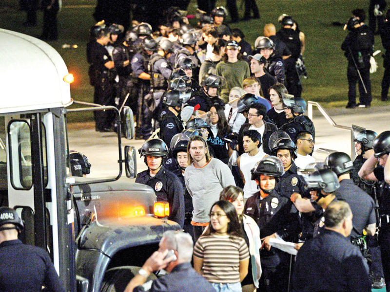 شرطة لوس أنجلس تحتجز عدداً كبيراً من المتظاهرين بعد مسيرة مناهضة لترامب أمس (رويترز)