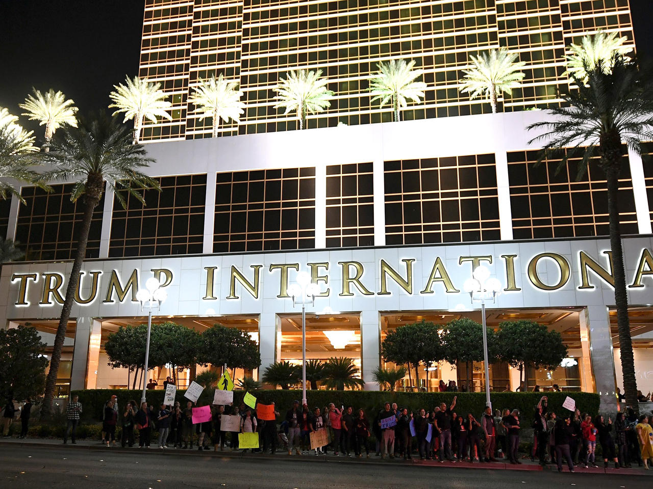 محتجون أمام برج ترامب