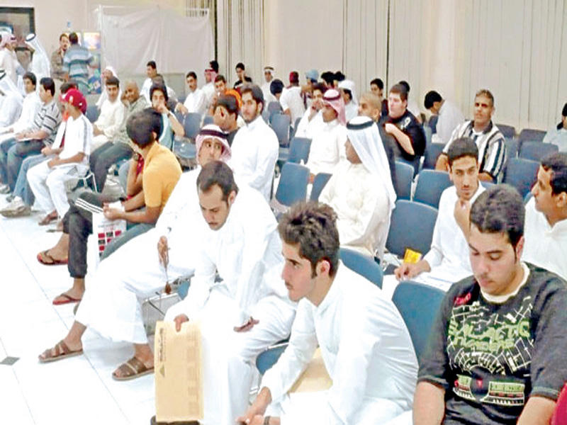صورة ارشيفية للمتقدمين في صالة القبول بـ «التطبيقي»